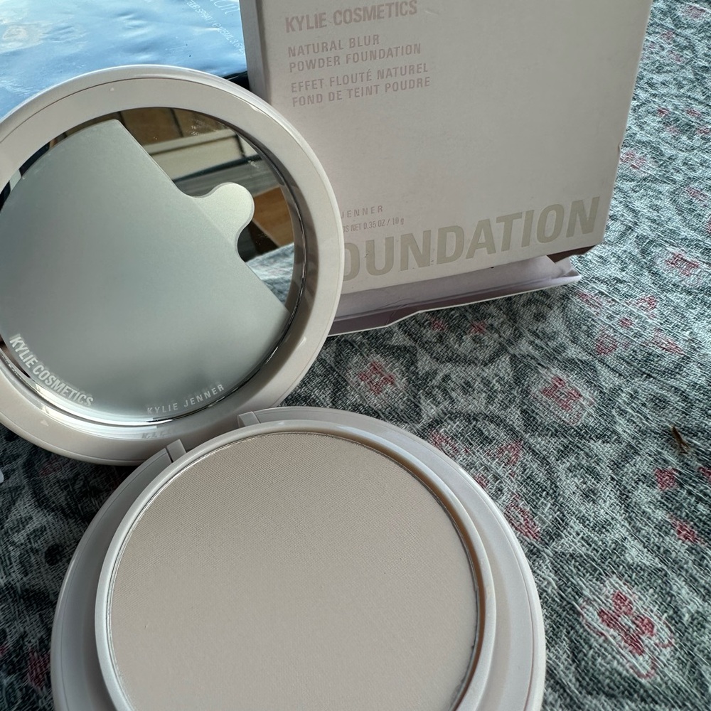 Kylie Cosmetics Natural Blur Powder Foundation 1N